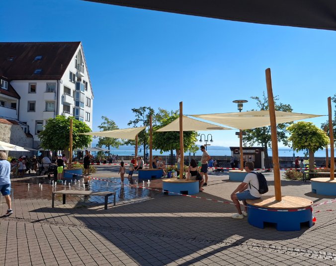 Die Sonnensegel am Antoniusplatz mit Sitzgelegenheiten