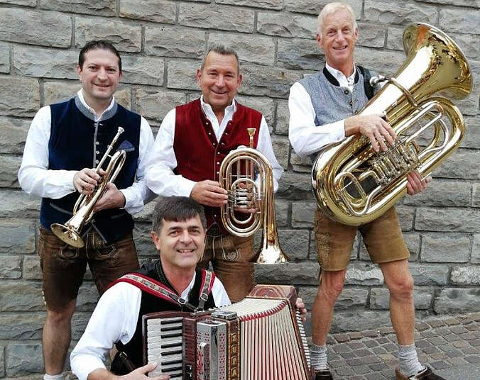 Fünf Männer mit Musikinstrumenten.