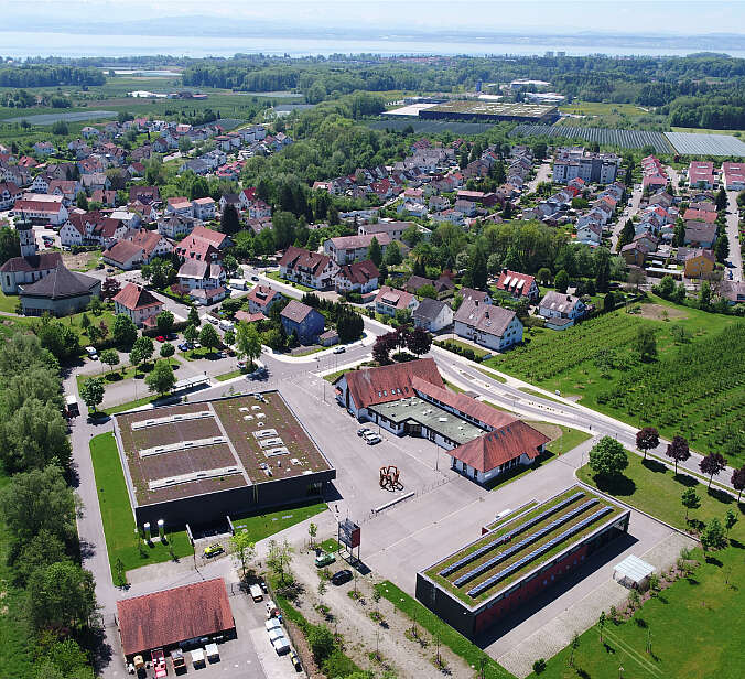 Luftaufnahme der Ortschaft Kluftern mit Häusern, Feldern und Bodensee