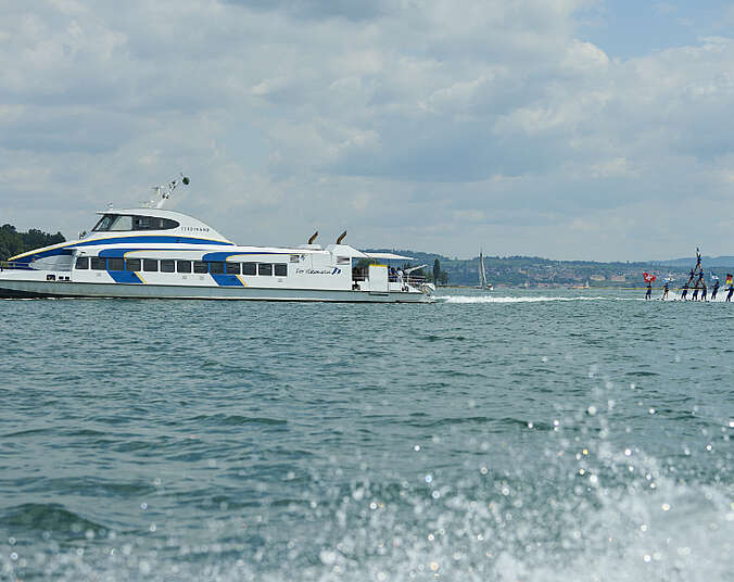 Katamaran mit Wasserskiläufern . (Foto: Katamaran-Reederei Bodensee)