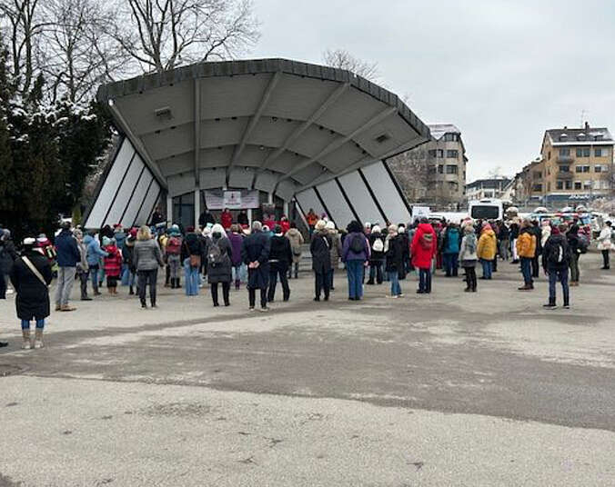 Menschen die tanzen vor der Musikmuschel