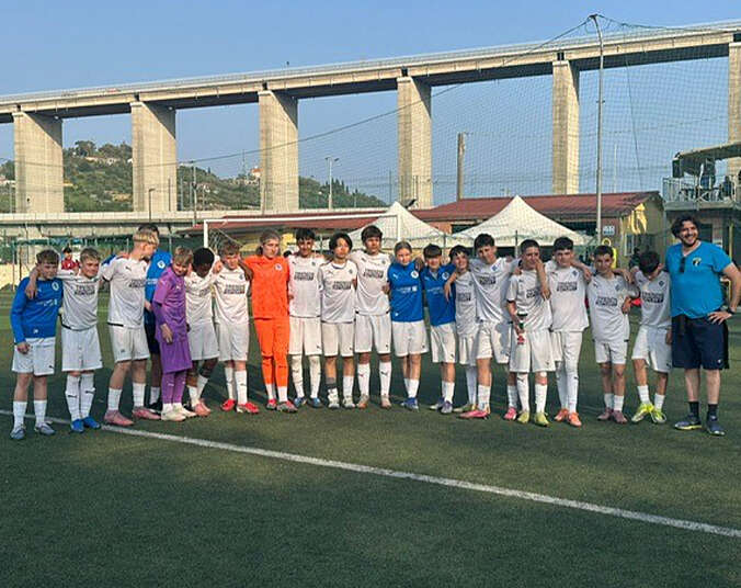 Fußballjungs in weißen und blauen Trikots