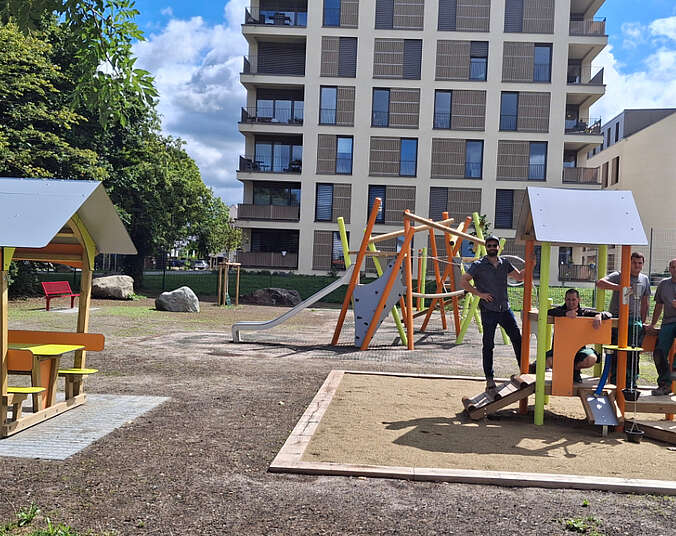 Vier Männer auf dem Spielplatz. (Foto: Stadt Friedrichshafen)