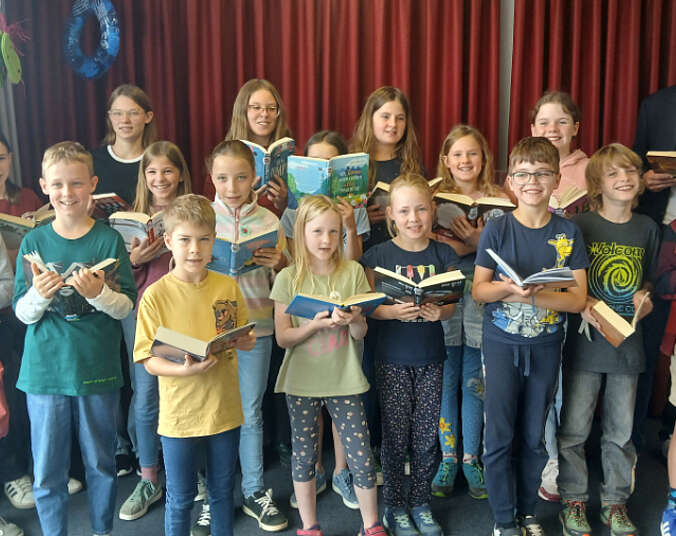 Gruppenbild mit Kindern und Mann