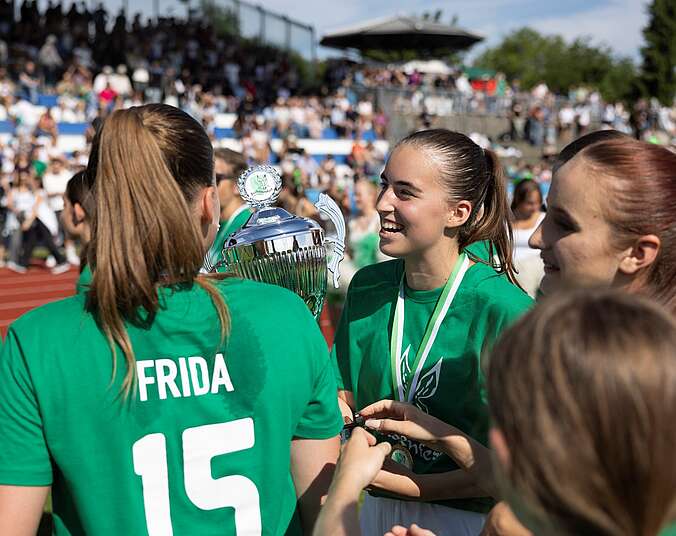 Siegerteam Mädchen-Fußball mit Pokal
