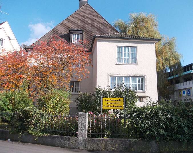 Haus mit weißem Giebel