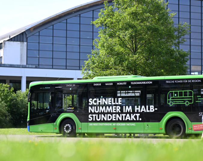 Stadtbus vor Messehalle. (Foto: Stadtverkehr Friedrichshafen GmbH)