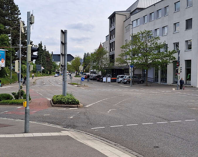 Straßenkreuzung mit Ampeln und Radfahrstreifen
