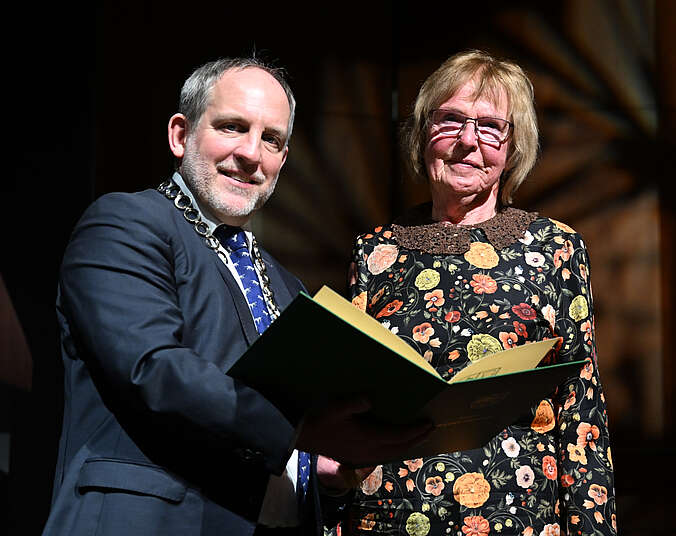 Ingrid Stehle erhält Ehrenmedaille. (Foto: Felix Kästle)