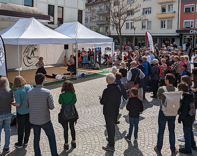 Menschen auf dem Adenauerplatz
