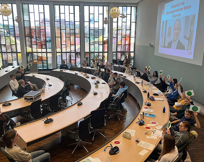 Die Schüler und Schülerinnen des Graf-Zeppelin-Gymnasiums im Großen Sitzungssaal mit Oberbürgermeister Simon Blümcke.