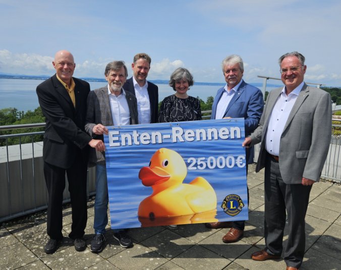Gruppenbild Spendenübergabe ( Foto: Landratsamt Bodenseekreis)