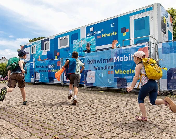Kinder gehen zum SchwimmMobil. (Foto: JWS)