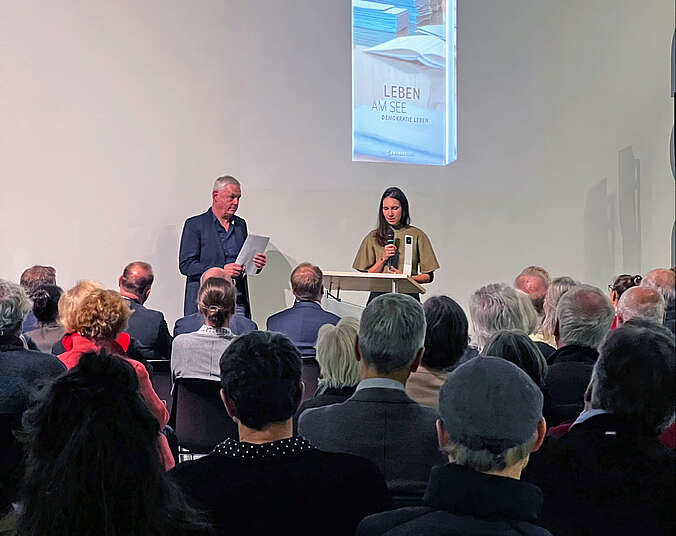 Menschen bei der Buchvorstellung. (Foto: Landratsamt Bodenseekreis)