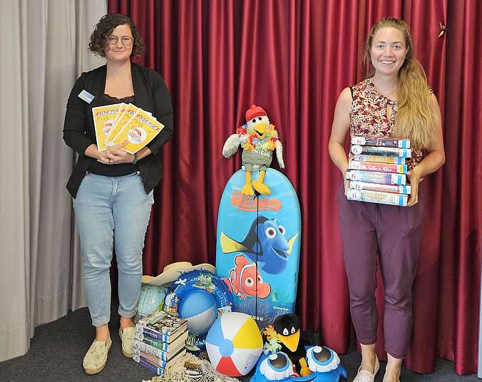 Zwei Frauen präsentieren Bücher