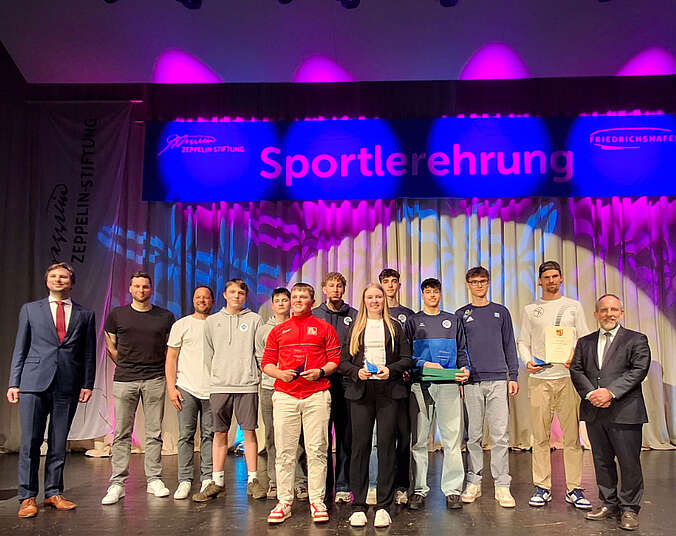 Gruppe von Sportlerinnen und Sportler auf der Bühne