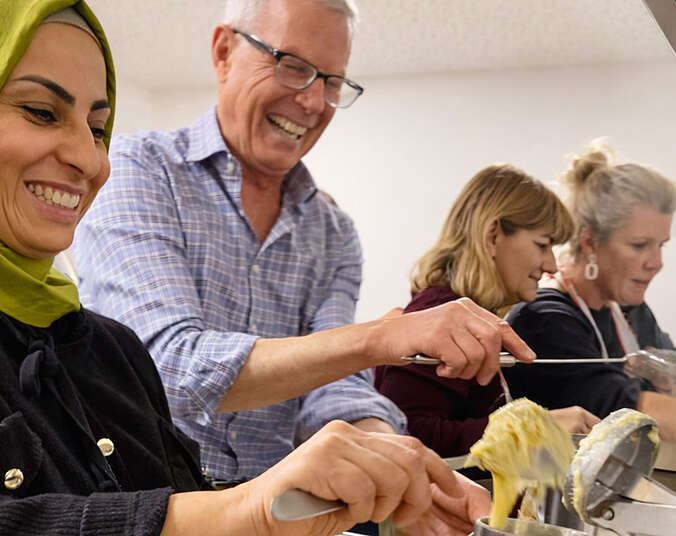 Ein Mann und drei Frauen machen Spätzle
