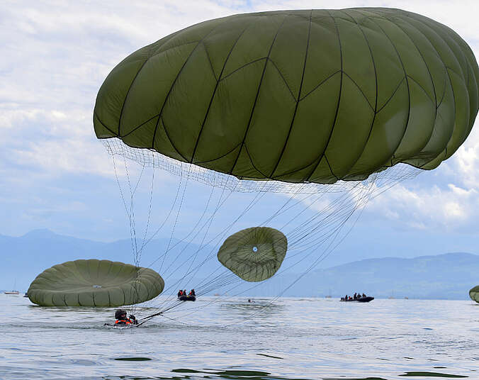 Wasserlandung von Fallschirmspringern (Foto: Zelle Informationsarbeit Fallschirmjägerregiment 26)