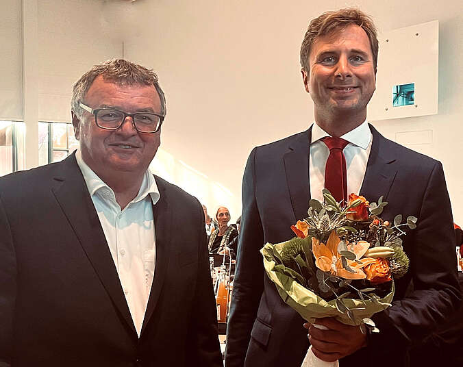 Oberbürgermeister Andreas Brand mit dem neuen Bürgermeister Andreas Hein im Gemeinderatssaal nach der Vereidigung