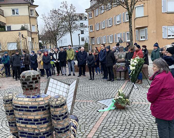 Menschen auf dem Fridolin-Endraß-Platz gedenken der Toten des Nationalsozialismus.