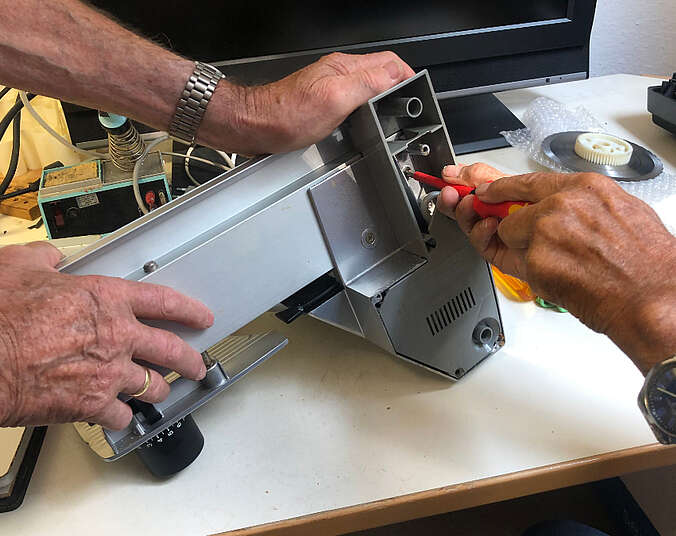 Hände reparieren defektes Geräte