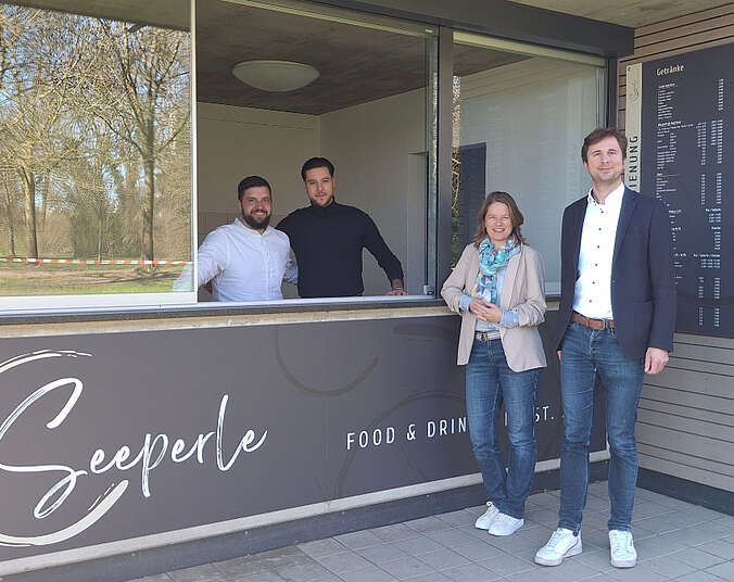 vier Personen stehen vor dem Kiosk in Manzell.