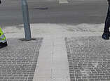 Nach dem Blindenleitsystem an den Ampeln werden auch die Fußgängerquerungen mit Leitsystemen ergänzt. Foto: Stadt Friedrichshafen