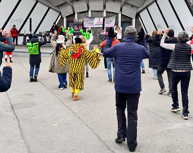 Menschen tanzen gemeinsam
