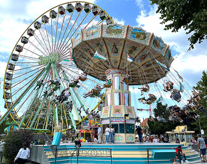 Kettenkarussell, im Hintergrund  Riesenrad. (Archivfoto: Stadt Friedrichshafen)